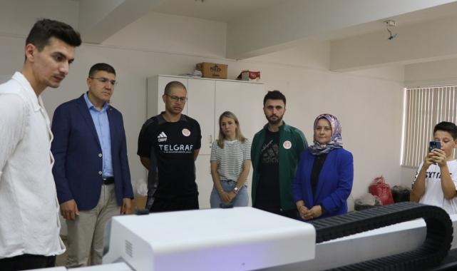 Alex de Souza, el dikim top atölyesini gezdi