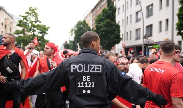 Almanya'da polisin bozkurt hazımsızlığı! Türk taraftarlarının yürüyüşünü durdurdu