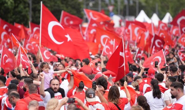 Almanya'da polisin bozkurt hazımsızlığı! Türk taraftarlarının yürüyüşünü durdurdu