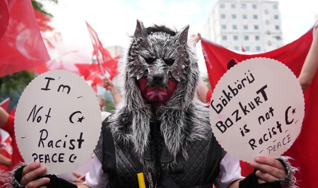 Almanya'da polisin bozkurt hazımsızlığı! Türk taraftarlarının yürüyüşünü durdurdu