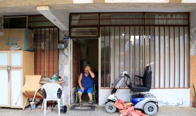 Antalya'da evinden tahliye edilen engelli kadın gözyaşlarına boğuldu