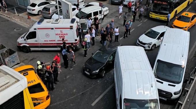 Avcılar'da 4 araç birbirine girdi