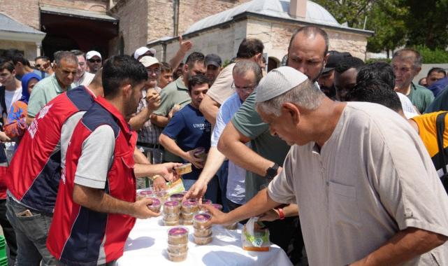 Ayasofya Camii’nde aşure ikramı