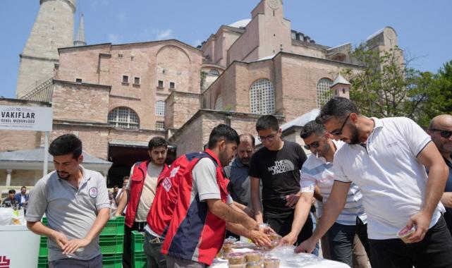 Ayasofya Camii’nde aşure ikramı