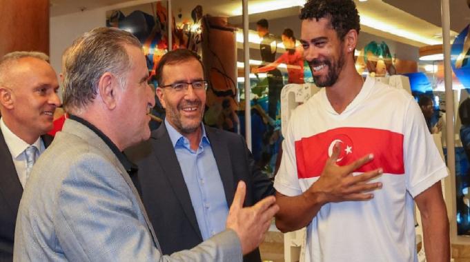 Bakan Bak’tan Paris olimpiyatlarına hazırlanan sporculara destek ziyareti