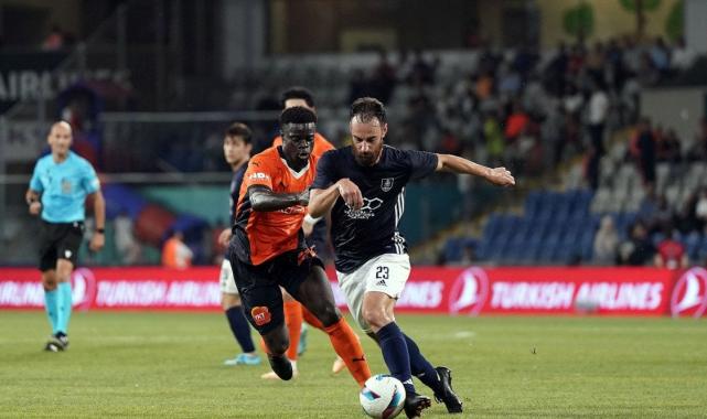 Başakşehir, La Fiorita'ya gol oldu yağdı