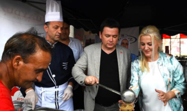 Başkan Aydın, kazanın başına geçti aşure dağıttı