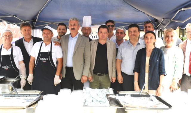 Başkan Aydın, kazanın başına geçti aşure dağıttı