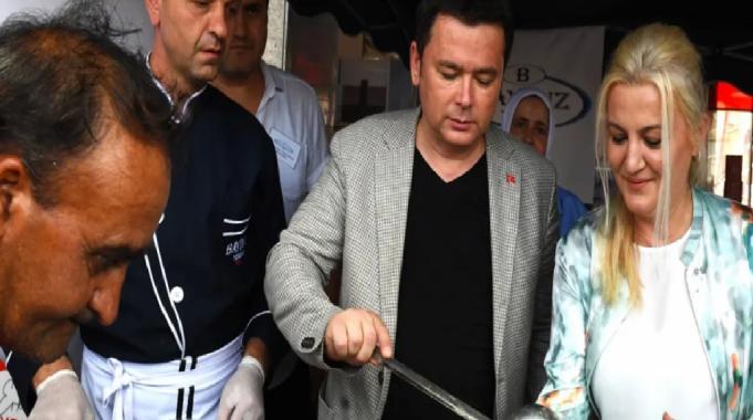 Başkan Aydın, kazanın başına geçti aşure dağıttı