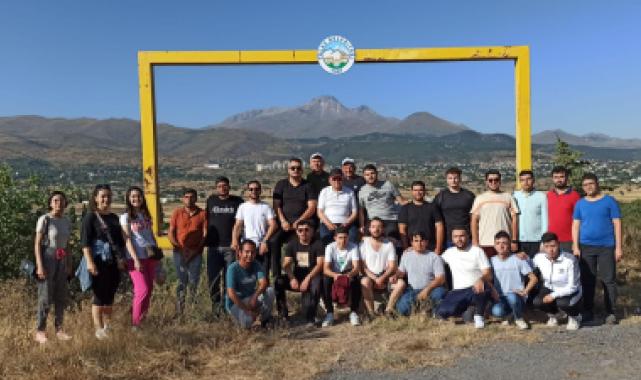 Başkan Büyükkılıç’tan gençlerle Ali Dağı’nda sabah yürüyüşü