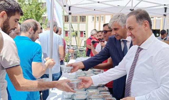 Bingöl’de Cuma namazı çıkışında aşure dağıtıldı