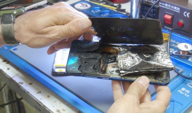 Bitlis'te telefon, tamir esnasında patladı