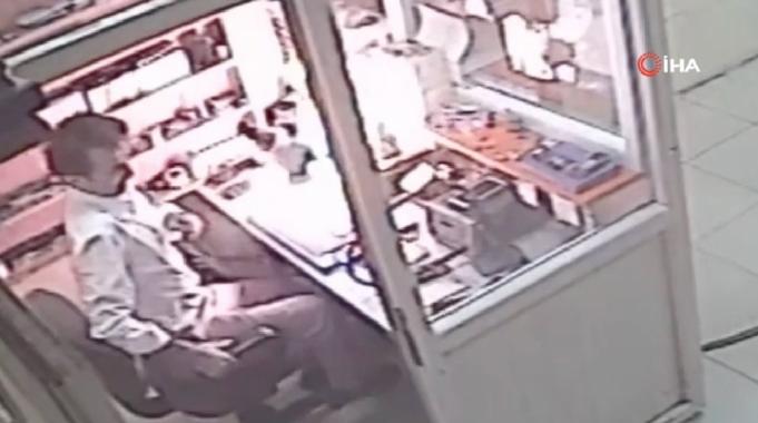 Bitlis&#039;te telefon, tamir esnasında patladı