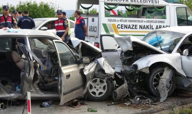 Burdur'da kafa kafaya feci kaza kamerada: 2 ölü 8 yaralı