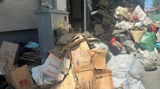 Dairesi çöplerle dolunca yenilerini biriktirmek için dükkan tutmuş