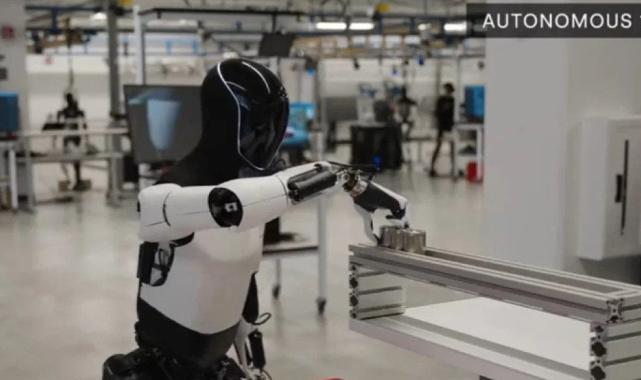 Elon Musk duyurdu: Gelecek yıl Tesla modellerini robotlar üretecek