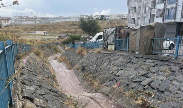 Esenyurt'ta yağmur sonrası kırmızı akan dere, kötü kokuyor
