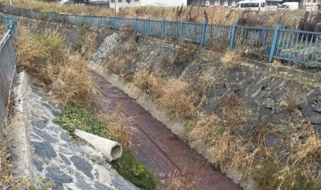 Esenyurt'ta yağmur sonrası kırmızı akan dere, kötü kokuyor