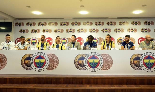 Fenerbahçe'den 7 futbolcu ile toplu imza töreni
