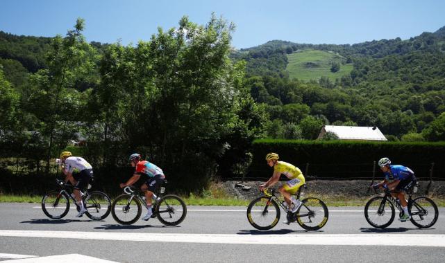 Fransa Bisiklet Turu'nun 15. etabını Tadej Pogacar, galip bitirdi