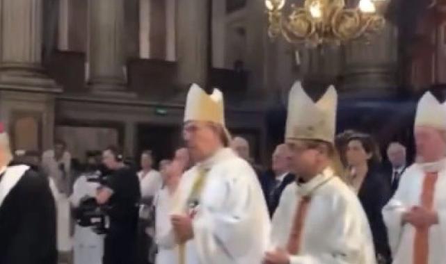 Fransa'da olimipiyatların ayinle başlatılması akıllara başörtü yasağını getirdi