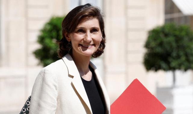 Fransa'da olimipiyatların ayinle başlatılması akıllara başörtü yasağını getirdi