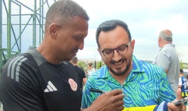 Futbolseverler, Alex de Souza'ya yoğun ilgi gösterdi