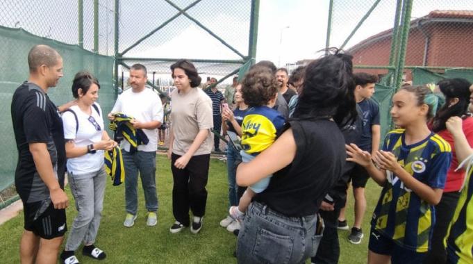 Futbolseverler, Alex de Souza'ya yoğun ilgi gösterdi