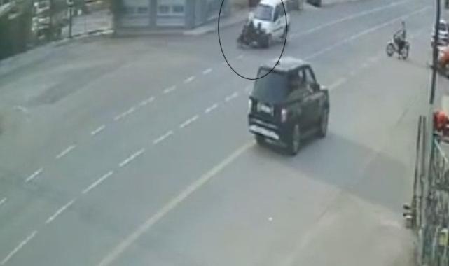 Hatay'da otomobilin çarptığı motosiklet metrelerce sürüklendi
