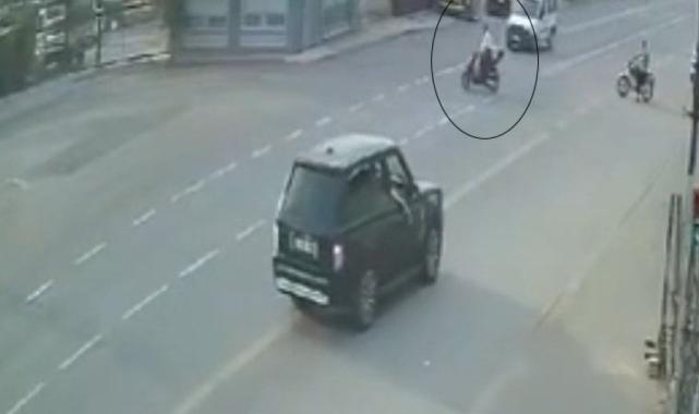 Hatay'da otomobilin çarptığı motosiklet metrelerce sürüklendi