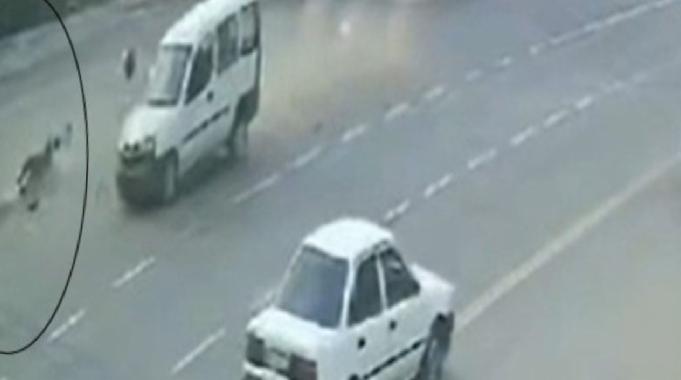 Hatay&#039;da otomobilin çarptığı motosiklet metrelerce sürüklendi