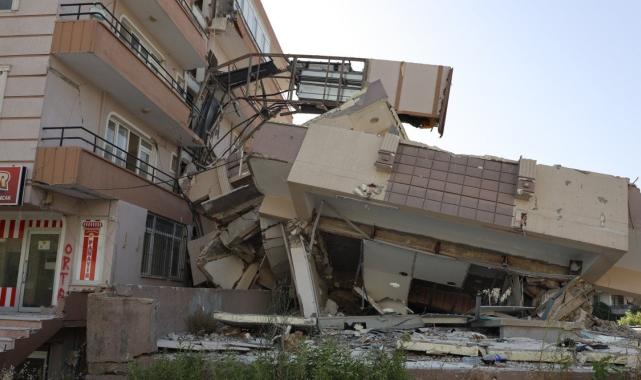 Hatay'da yıkımı gerçekleştirilen bina, yan binanın üzerine devrildi