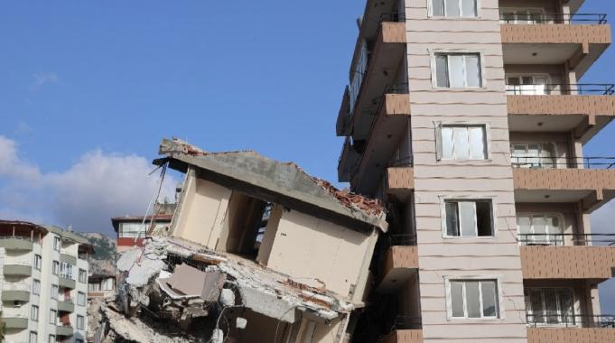 Hatay'da yıkımı gerçekleştirilen bina, yan binanın üzerine devrildi