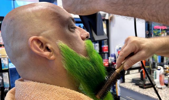 Hatay'ın renkli sakallı esnafı: Kızım istedi, boyadım