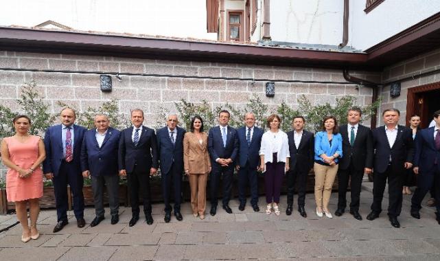 İmamoğlu: 'Kısırlaştır-Aşıla-Yaşat' politikası seferberlikle yönetilmelidir