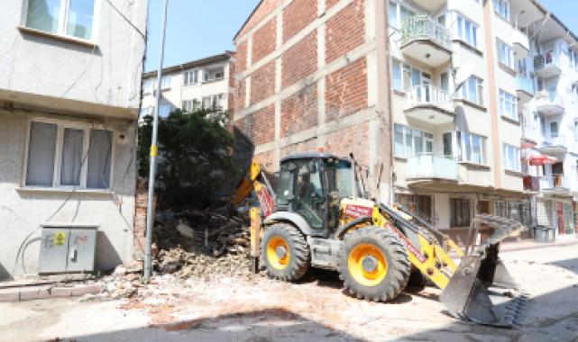 İnegöl'de metruk binalar tek tek yıkılıyor