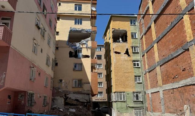 İstanbul Bahçelievler'de boşaltılan 2 binadaki eşyalar tahliye ediliyor