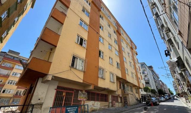 İstanbul Bahçelievler'de boşaltılan 2 binadaki eşyalar tahliye ediliyor