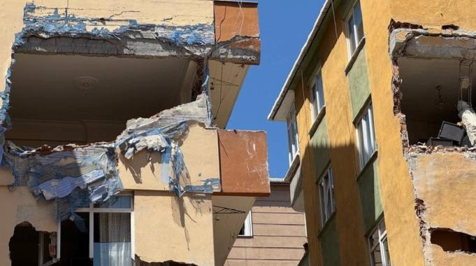 İstanbul Bahçelievler'de boşaltılan 2 binadaki eşyalar tahliye ediliyor