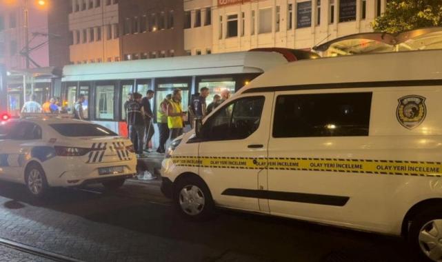 İstanbul Fatih'te raylara düşen adam tramvayın altında kalarak öldü