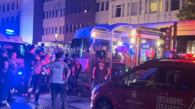 İstanbul Fatih&#039;te raylara düşen adam tramvayın altında kalarak öldü