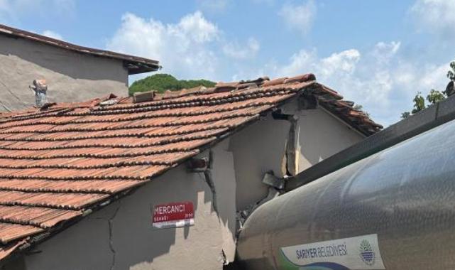 İstanbul Sarıyer'de belediyenin su tankeri eve girdi