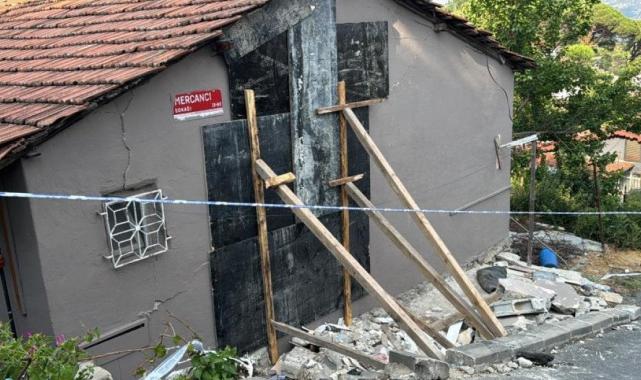 İstanbul Sarıyer'de belediyenin su tankeri eve girdi