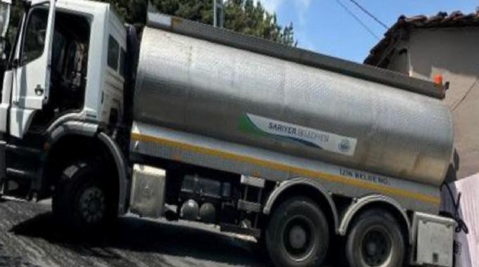 İstanbul Sarıyer&#039;de belediyenin su tankeri eve girdi
