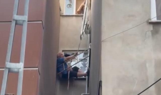 İstanbul'da çatıdan düşen adam havada asılı kaldı