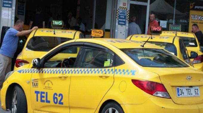 İstanbul&#039;da taksimetre güncelleme mesaisi: Taksiciler zamdan memnun değil