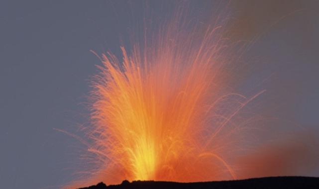 İtalya'da Etna Yanardağı yine lav püskürttü