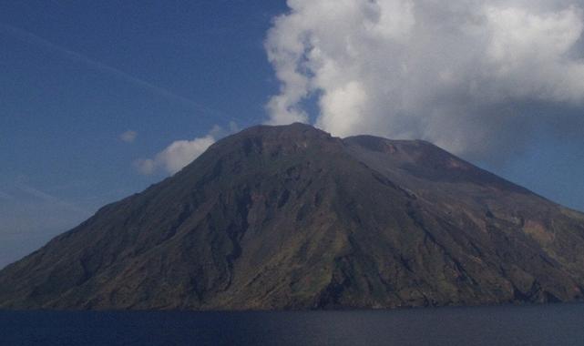 İtalya'da Etna'dan sonra Stromboli Yanardağı da patladı