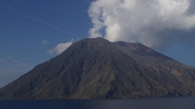İtalya'da Etna'dan sonra Stromboli Yanardağı da patladı