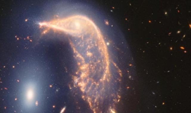 James Webb Uzay Teleskobu, iç içe geçmiş iki galaksiyi görüntüledi